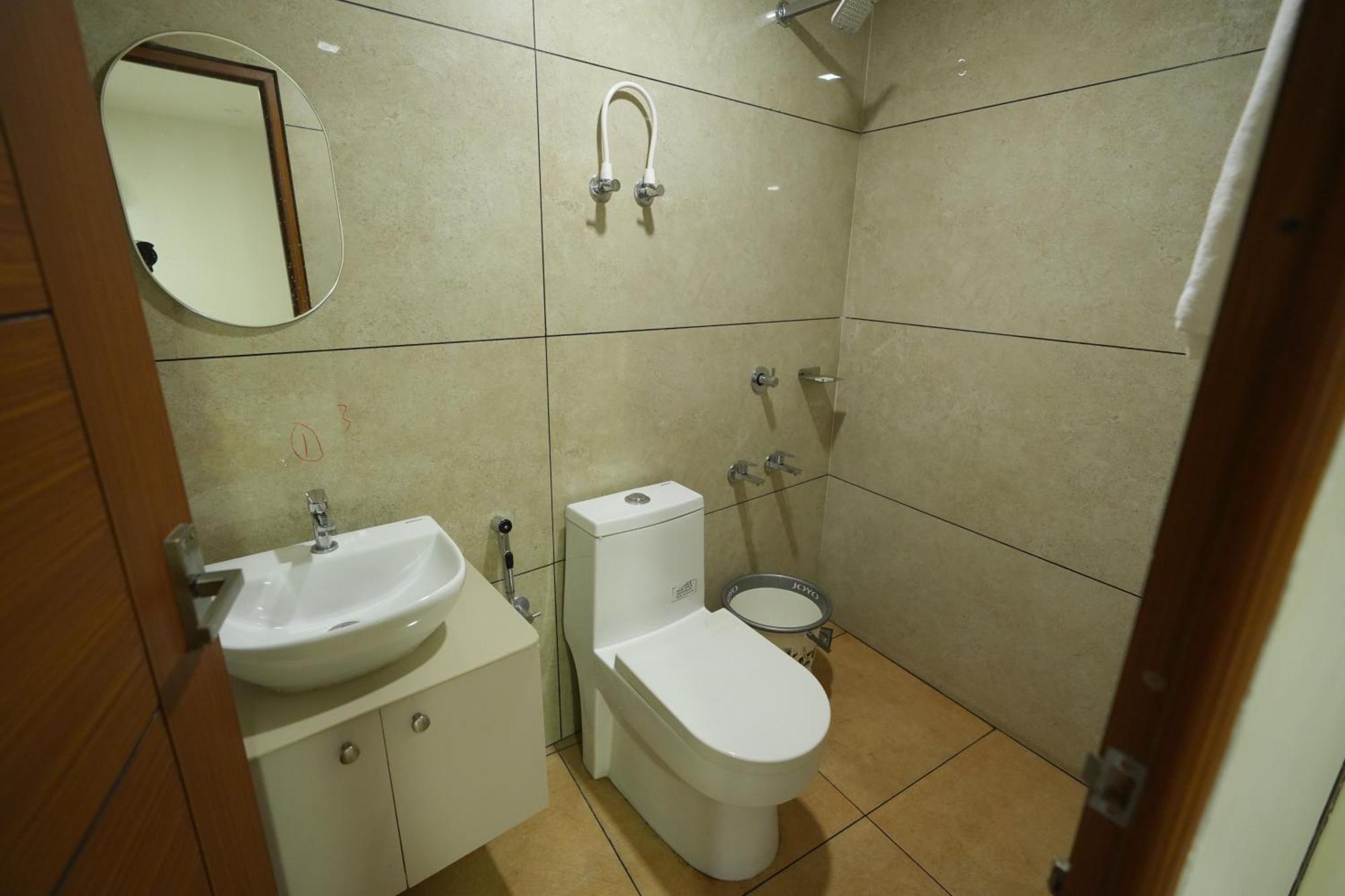 Amsher Suit Lulu Mall Road Kochi Exterior foto